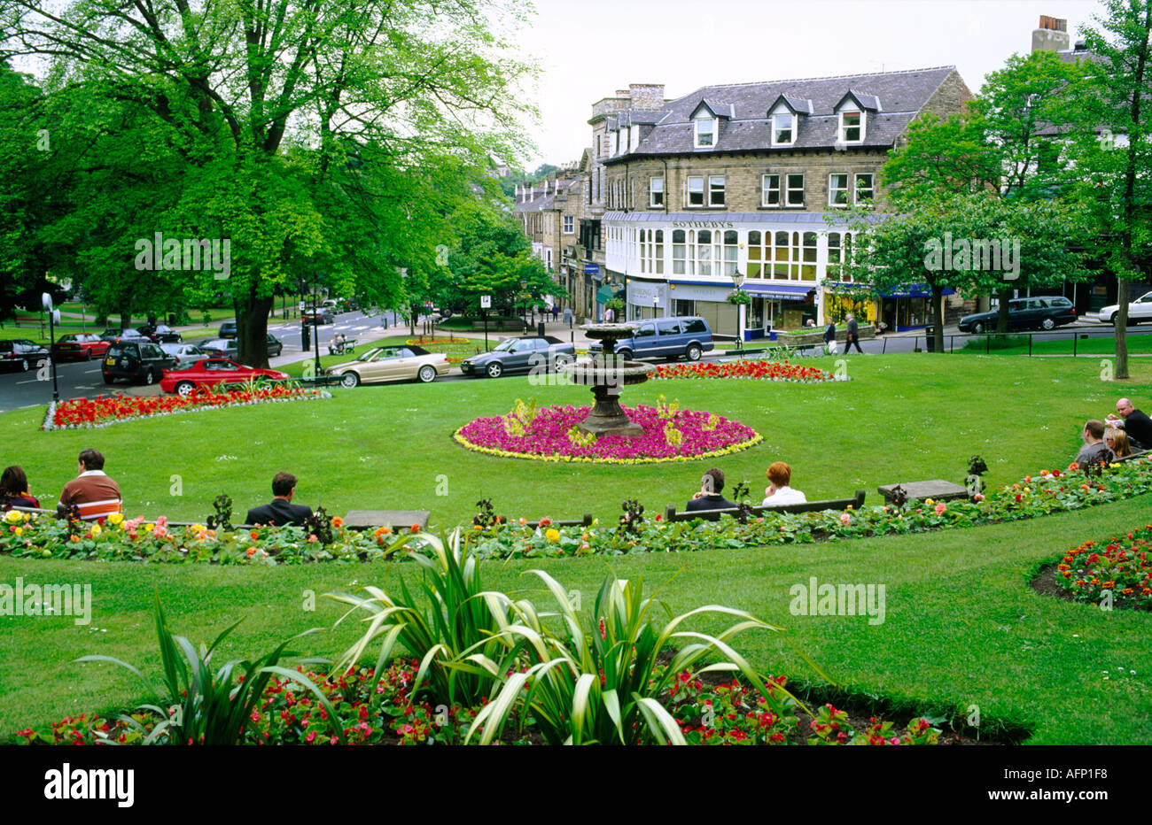 Harrogate, North Yorkshire, Inghilterra. Attraverso il giardino floreale parco nel centro della città di Sotheby's Sale di aste. Foto Stock