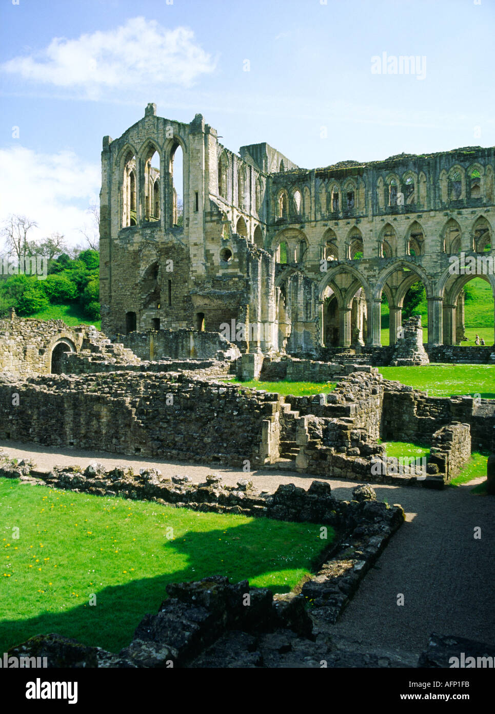 Rovine di Rievaulx Abbey in North York Moors National Park, North Yorkshire, Inghilterra. Fondata dai monaci cistercensi nel 1132. Foto Stock