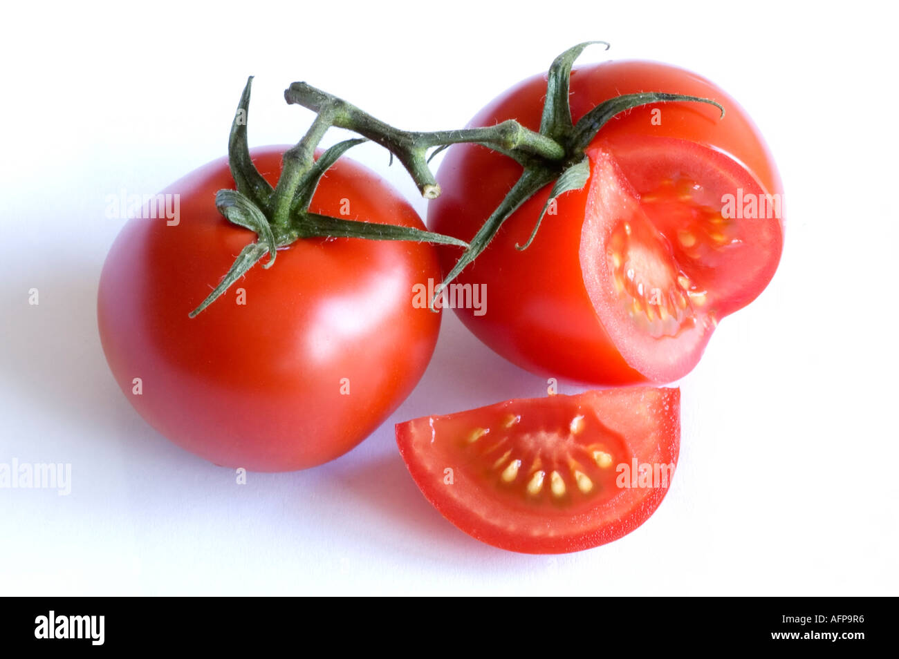 Vite di pomodori maturi contro uno sfondo bianco Foto Stock