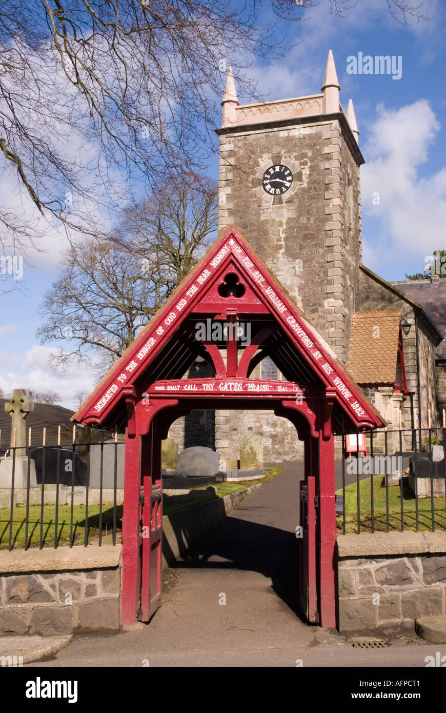 St Patricks chiesa con elementi ornamentali cancello di ingresso Broughshane Irlanda del Nord in verticale Foto Stock