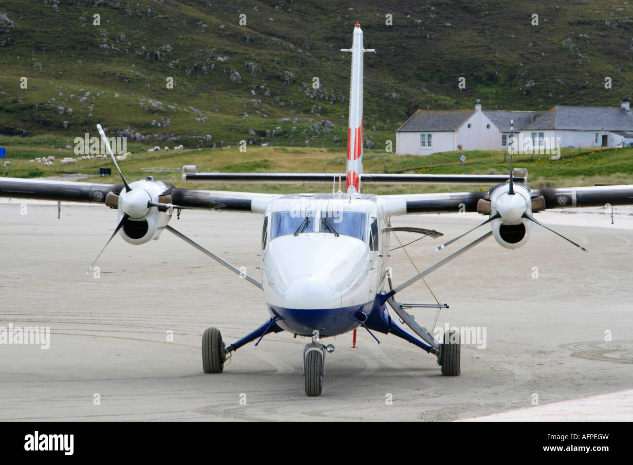 Il Cockle strand Traigh Mhor spiaggia loganair pista di atterraggio per aerei British Airways twin otter volo Isle of Barra Western Isles della Scozia UK GB Foto Stock