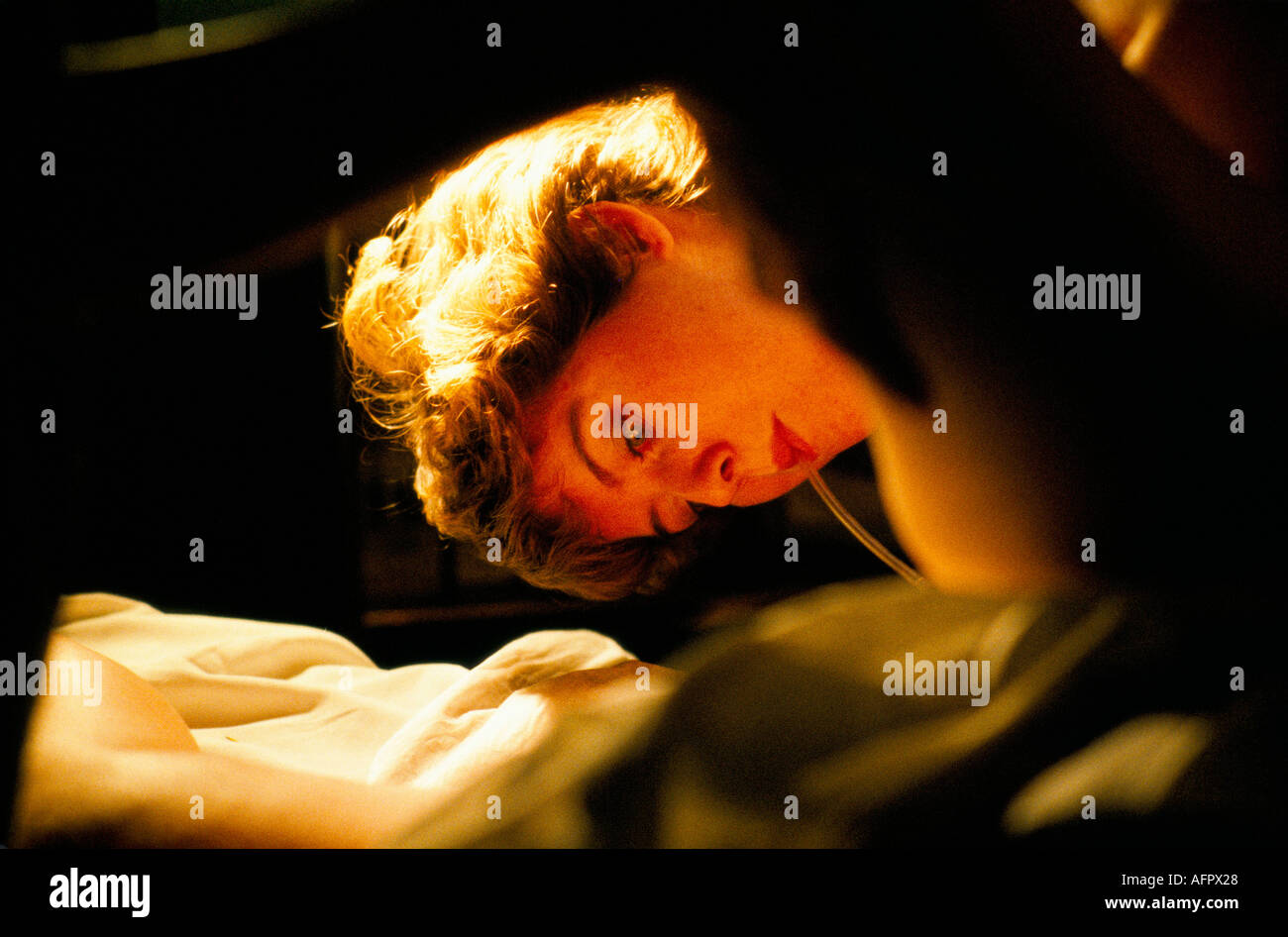 NHS degli anni ottanta Royal Regno Ospedale Ospedale di Bath Somerset 1988 Dr Maura Stafford tenendo fetale campione di sangue. HOMER SYKES Foto Stock