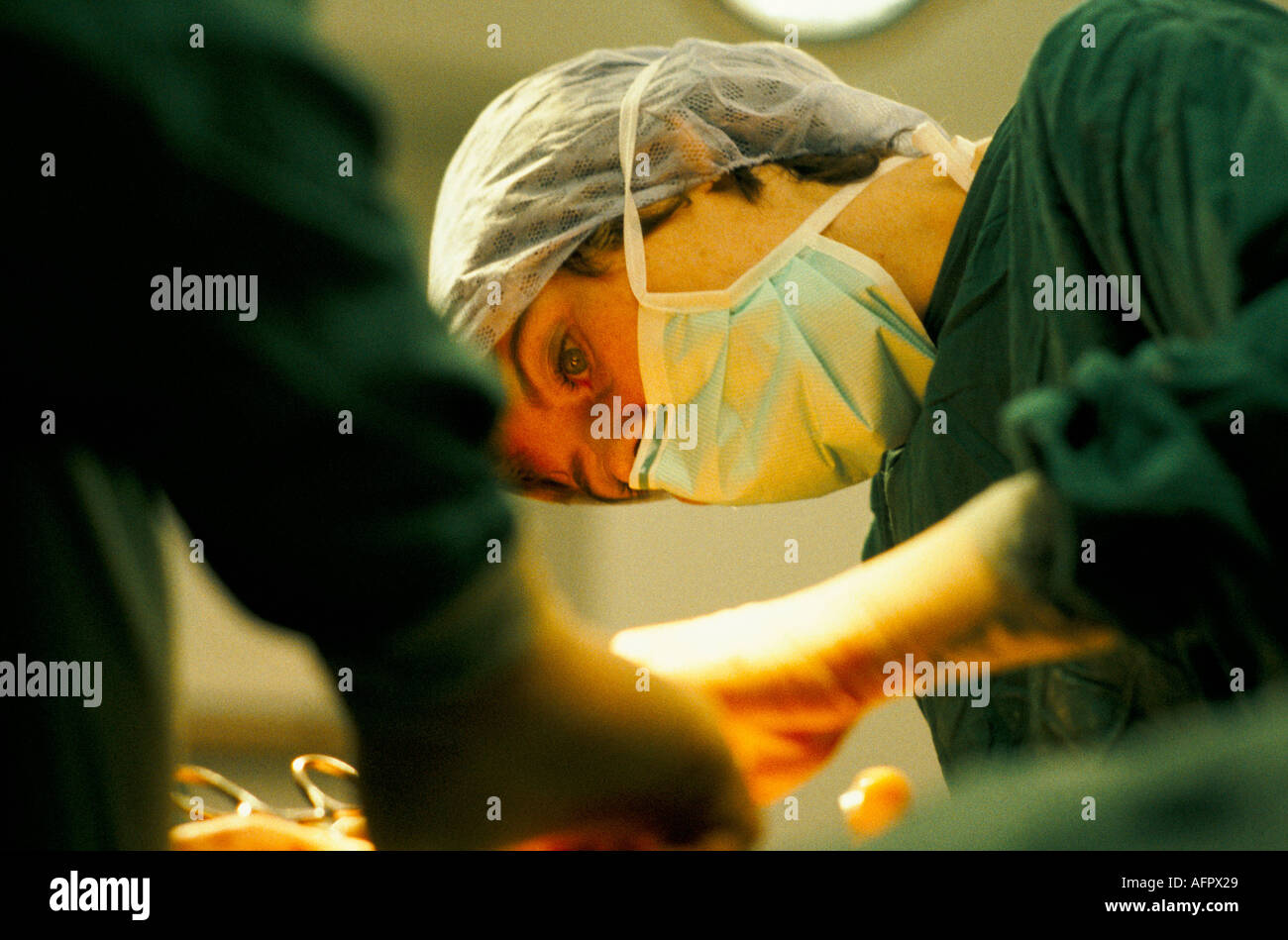 Dr Maura Stafford teatro operativo NHS degli anni ottanta Royal Regno Ospedale Ospedale di Bath Somerset 1988 HOMER SYKES Foto Stock