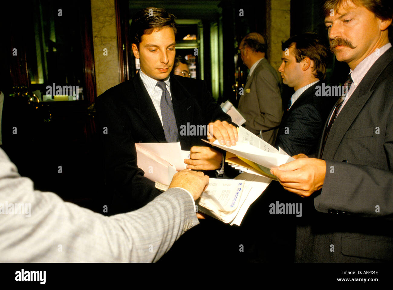 Baltic Exchange City di Londra. Lunedì mattina incontro settimanale dei broker di spedizione scambiando informazioni condivisione 1990s circa 1995 UK HOMER SYKES Foto Stock