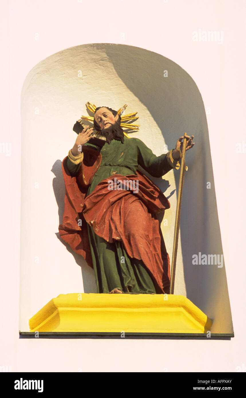 Statua di San Paolo dalla facciata della chiesa a Soll Austria Foto Stock