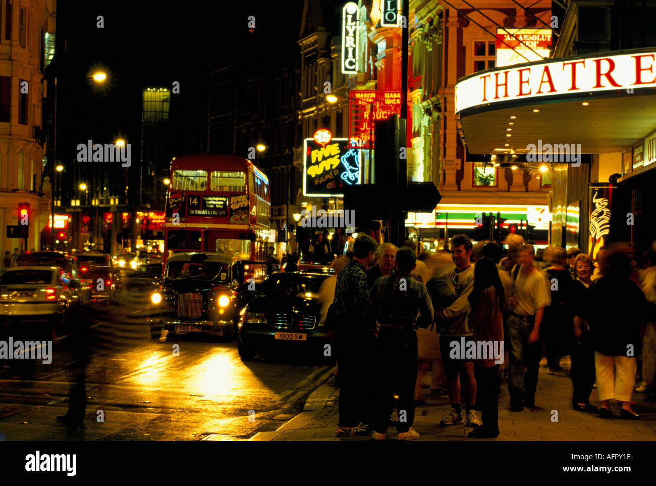 Londra teatri Shaftesbury Avenue, teatergoers, persone che escono dopo lo spettacolo, il Westend 1990s 1994 UK. OMERO SYKES Foto Stock