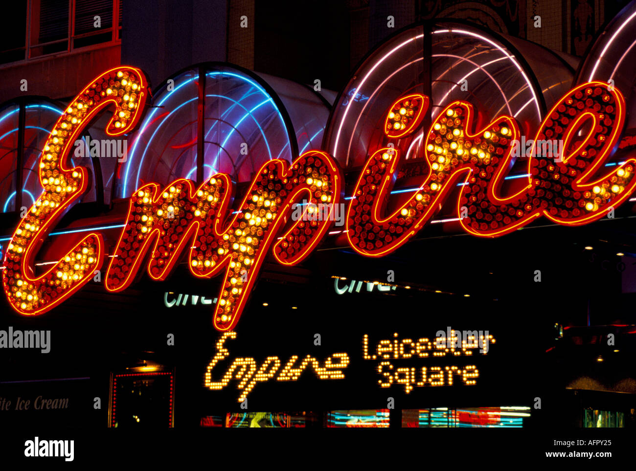 Londra il teatro dell'Impero, segno del neon illuminato in su alla notte 1994 1990s Regno Unito HOMER SYKES Foto Stock