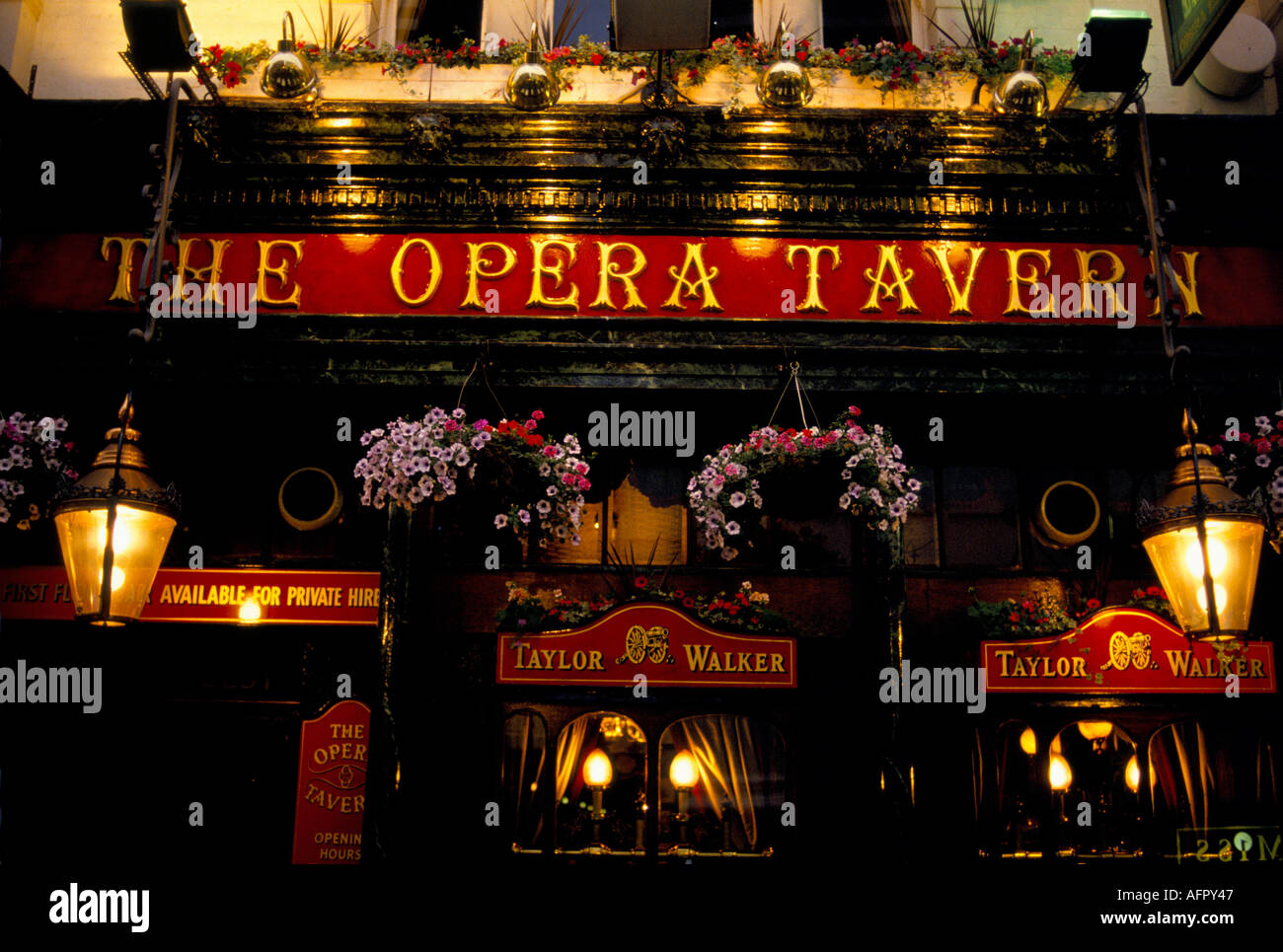 Opera Tavern Covent Garden West End Londra 2006. Pub segno illuminato su sera. SYKES HOMER del 2000 Foto Stock