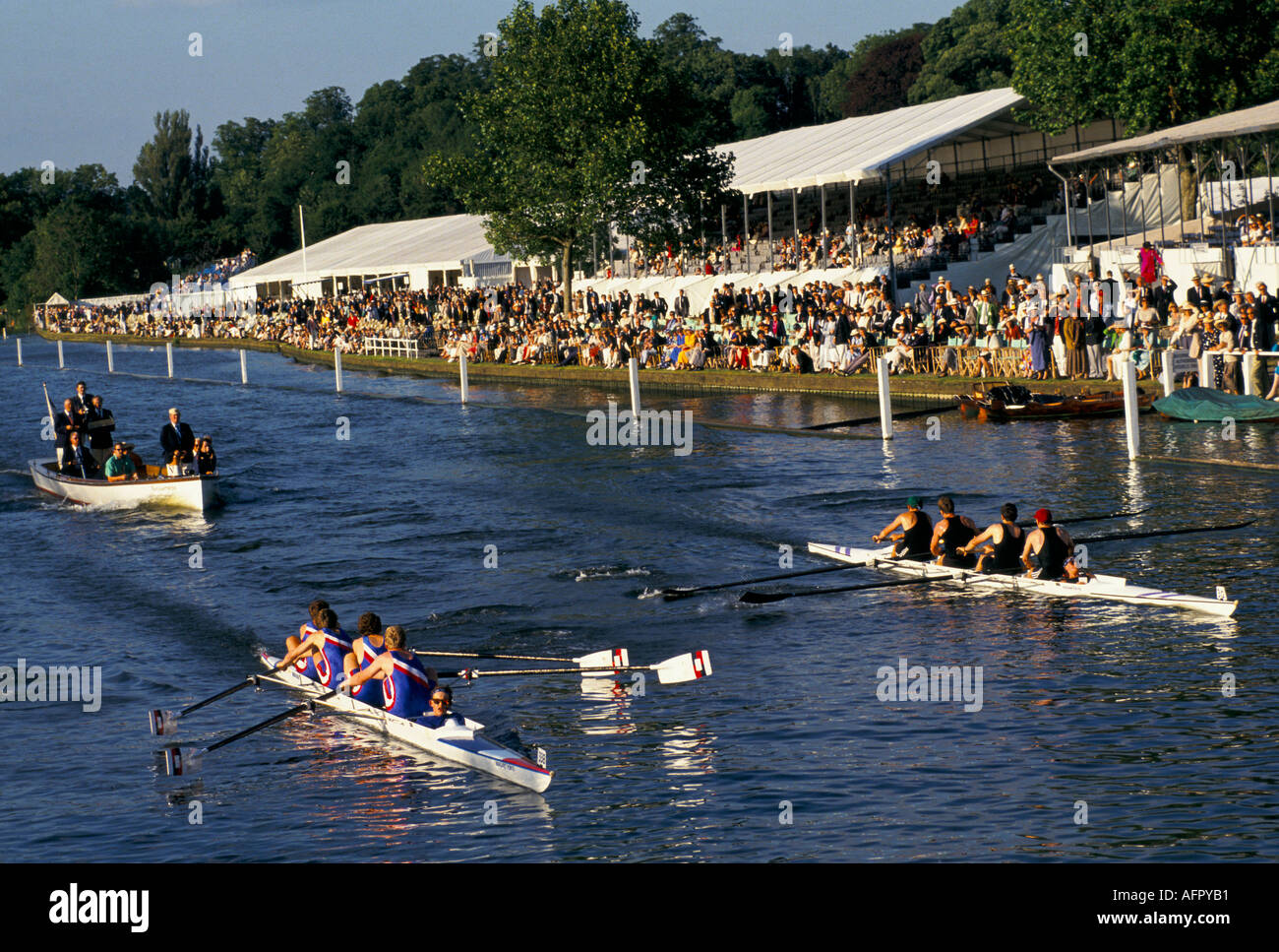 Due squadre di canottaggio che si sfidano attraversando la linea di arrivo, giudicano la barca seguendo Henley Royal Regatta Henley su Thames anni '90 HOMER SYKES Foto Stock