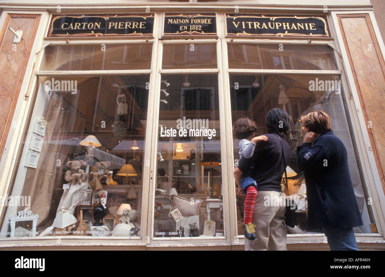 Persone davanti a un negozio in via dello shopping Rue Carnot in Macon Borgogna Francia Foto Stock