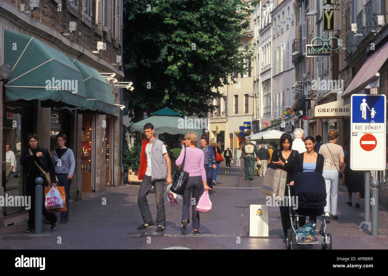 La gente alla via dello shopping Rue Dombey in Macon Borgogna Francia Foto Stock