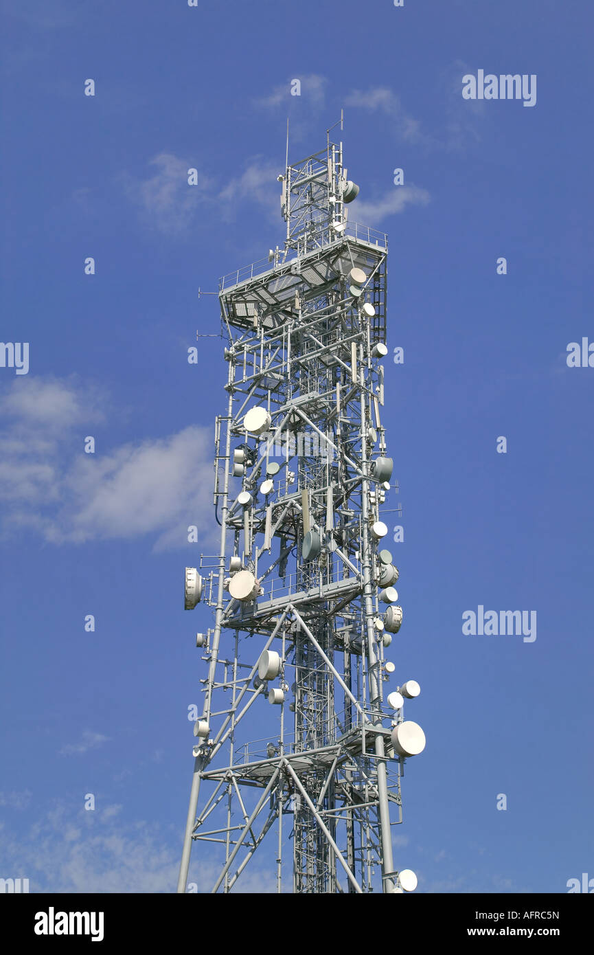 Montante di telecomunicazioni con un sacco di ariels su di esso Foto Stock