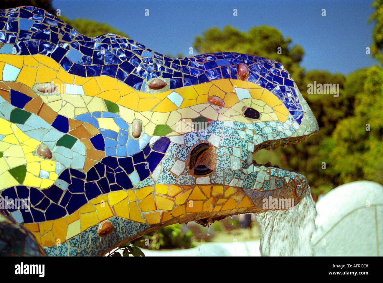 Fontana scultura di una lucertola in Antoni Gaudís landscape park Parc Güell a Barcellona Spagna Foto Stock