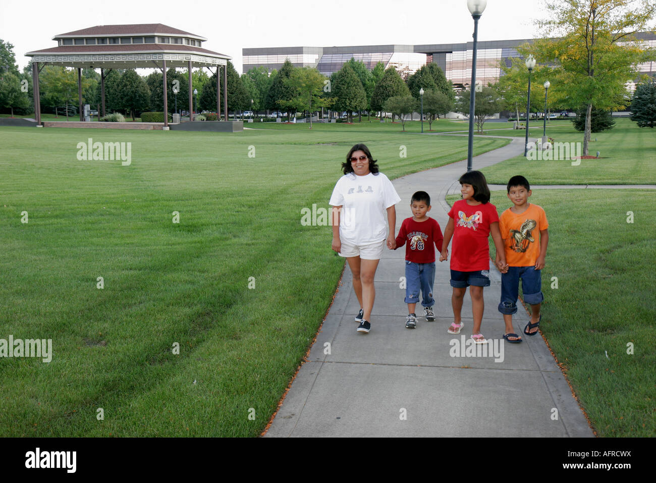 Indiana Kosciusko County,Varsavia,Central Park,madre ispanica,mamma,ragazzo ragazzi,maschio bambini bambini bambini bambini ragazzi,ragazza ragazze,femmina,IN070830121 Foto Stock