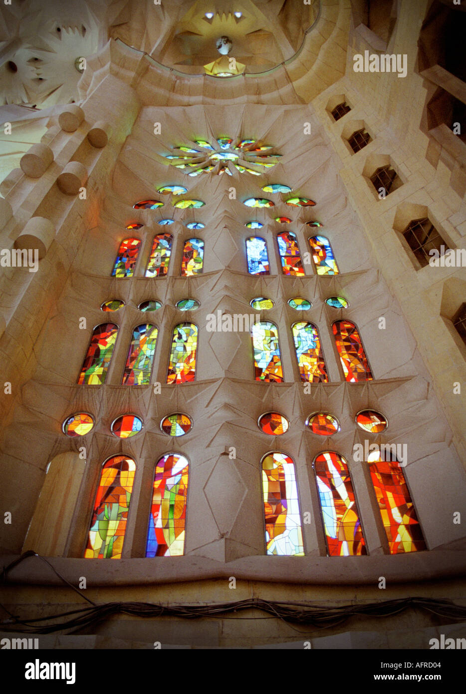 Vetro dipinto all'interno di Gaudi s famosa cattedrale Sagrada Familia a Barcellona Spagna Foto Stock