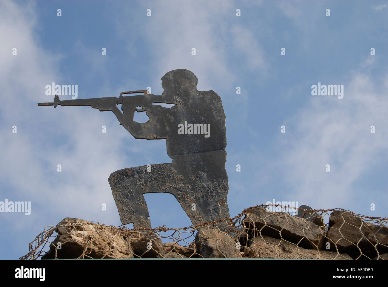La figura di metallo raffigurante soldato in posizione di combattimento sul picco strategica del Monte Bental. Alture del Golan settentrionale di Israele Foto Stock