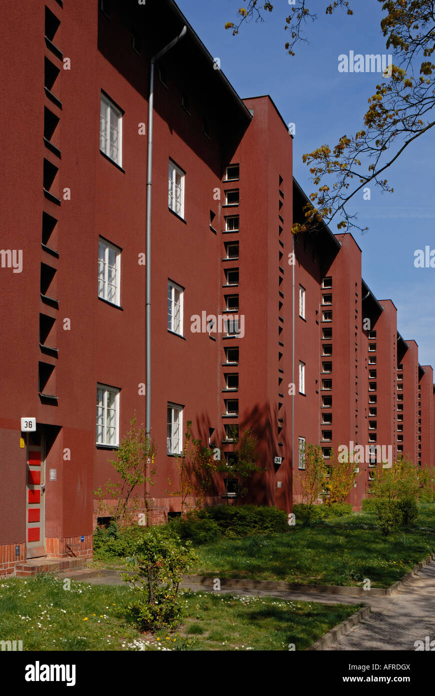 Berlino. Hufeisensiedlung. Il ferro di cavallo Estate da Bruno Taut. Il rosso edificio anteriore. Fritz-Reuter-Allee. Foto Stock