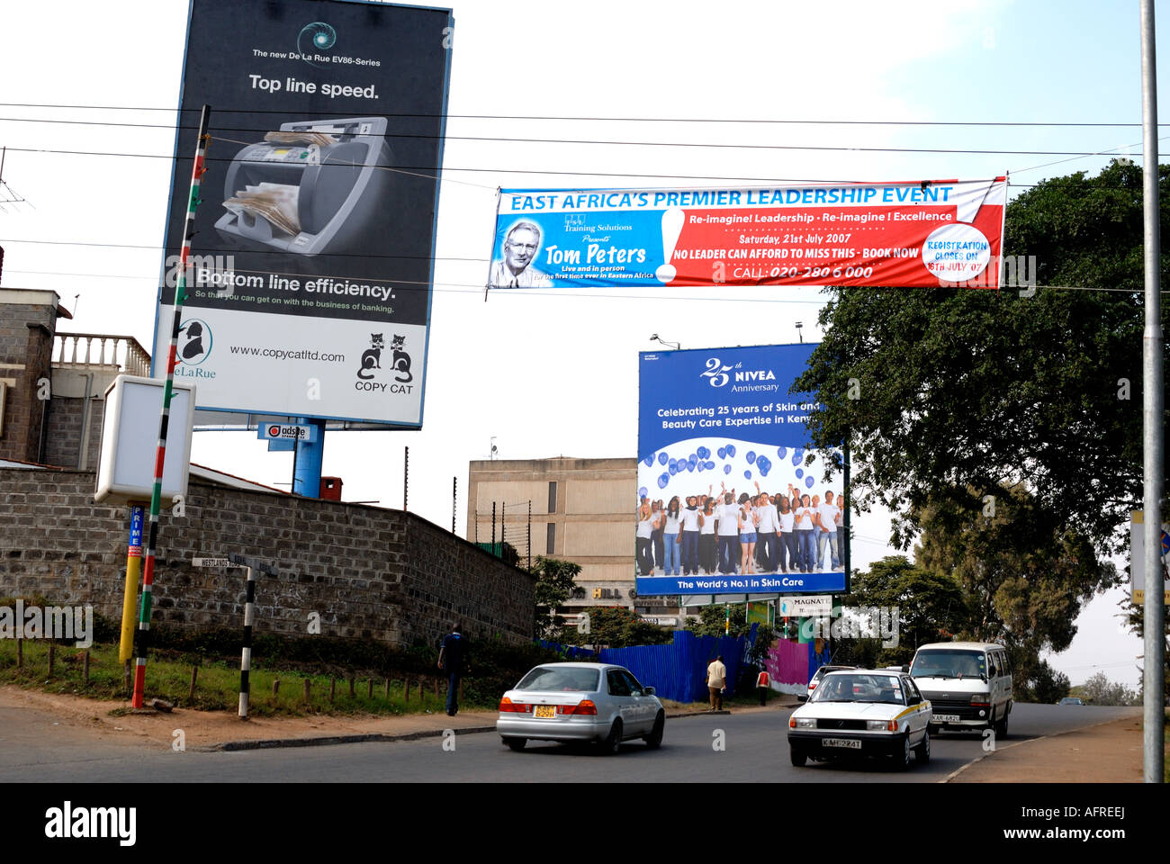 Traffico e una pletora di pannelli pubblicitari sul Museo Hill Nairobi Kenya Africa orientale Foto Stock