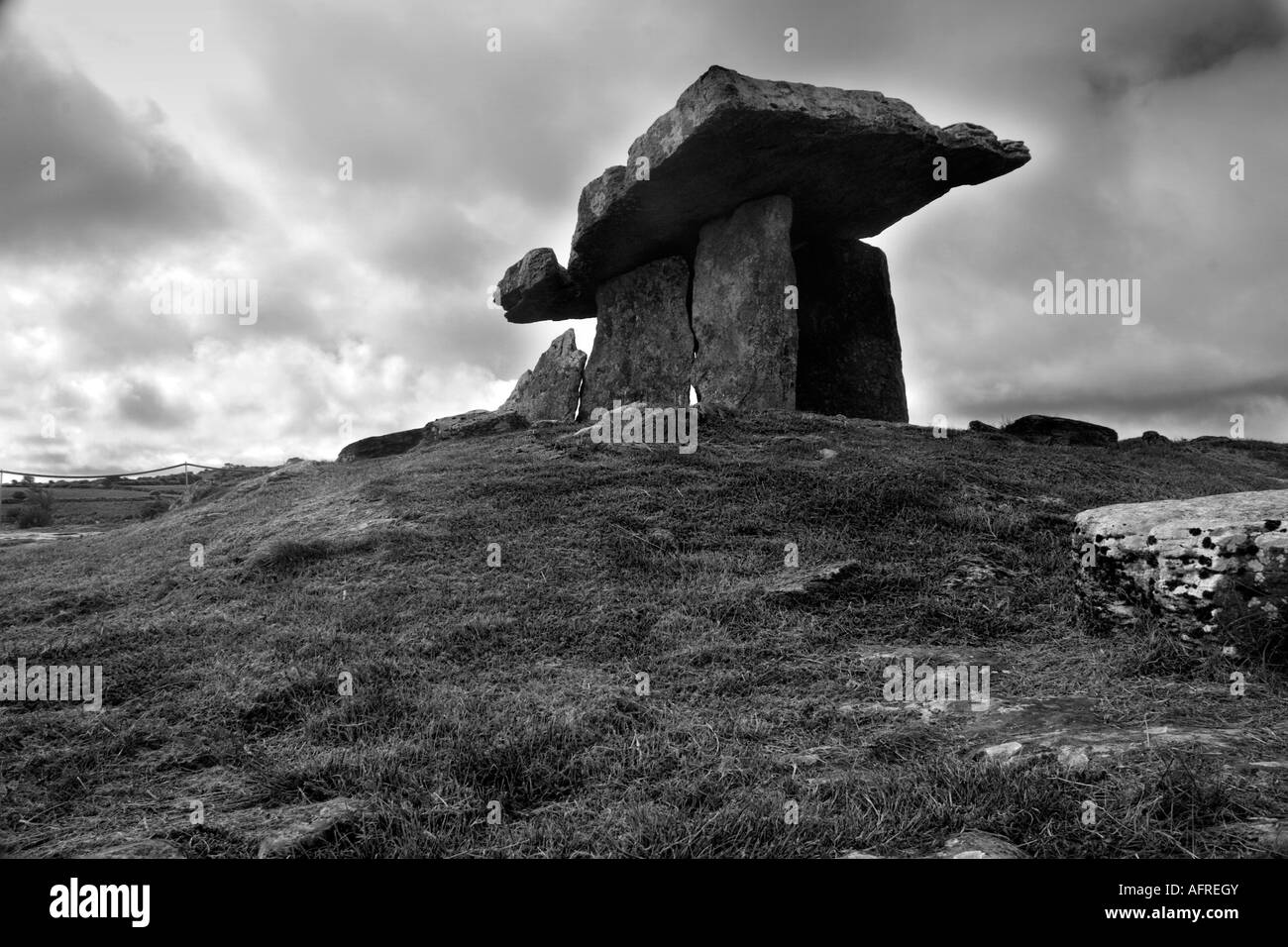 Poulabrone Dolmen Neolitico tomba a cuneo nella contea di Co Clare Burren National Park in Irlanda Foto Stock