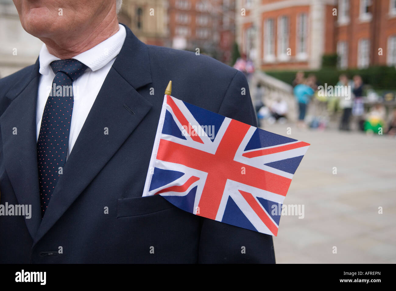Non identificabili uomo patriottica con Union Jack flag in tasca superiore. London REGNO UNITO Foto Stock