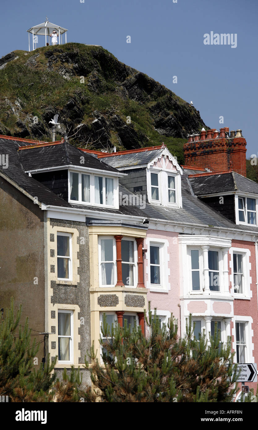 Multi case colorate lungo la passeggiata in Aberdovey in Galles Lookout a mare Foto Stock