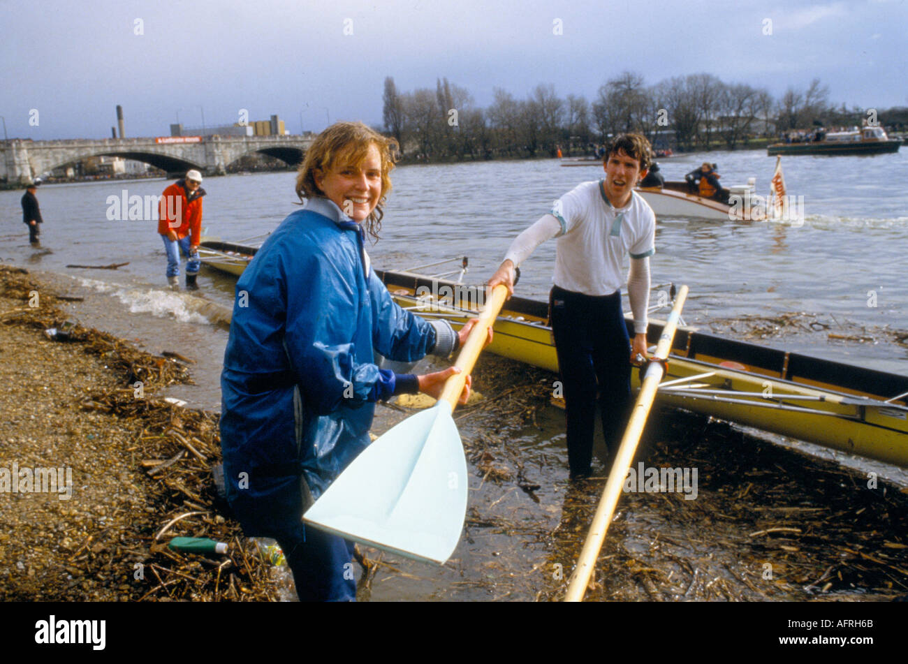 Boat Race Oxford vs Cambridge University Carole Burton prima donna a cox la barca Cambridge alla vittoria. Mortlake, Londra Regno Unito 1986 1980s HOMER SYKES Foto Stock