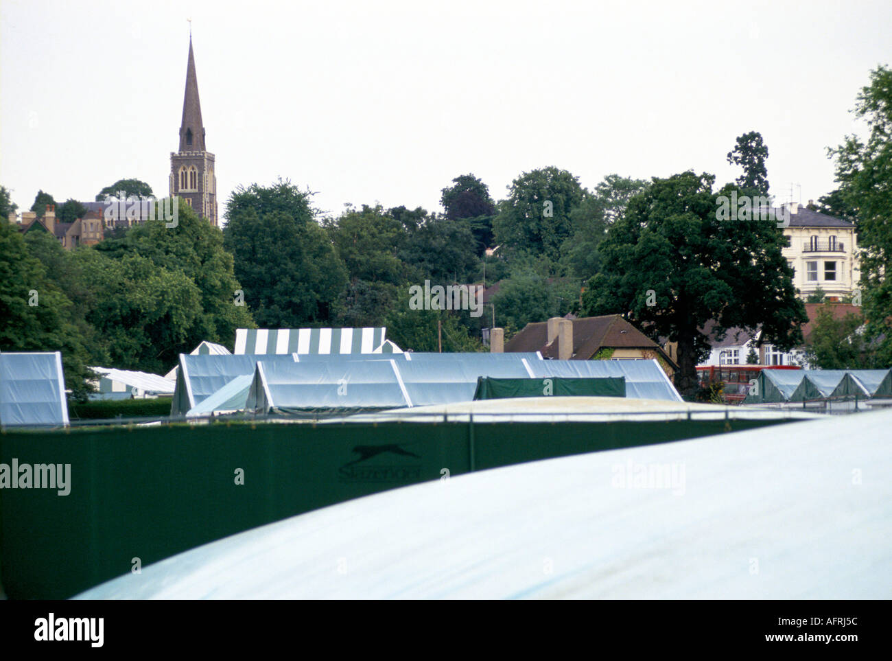 Wimbledon tennis anni '80, coperture meteorologiche sui campi dopo la fine del gioco. Campionati di tennis di Wimbledon.1985 Chiesa di Santa Maria guglia HOMER SYKES Foto Stock