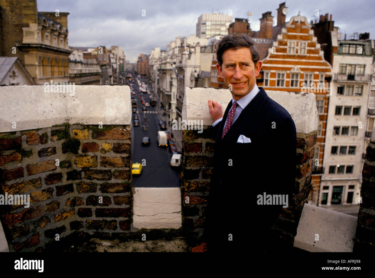 Ritratto di Prince Charles una fotografia ufficiale Londra 1980s UK. Si trova sulle merlature del Palazzo di San Giacomo, la strada di San Giacomo in vista. OMERO SYKES Foto Stock