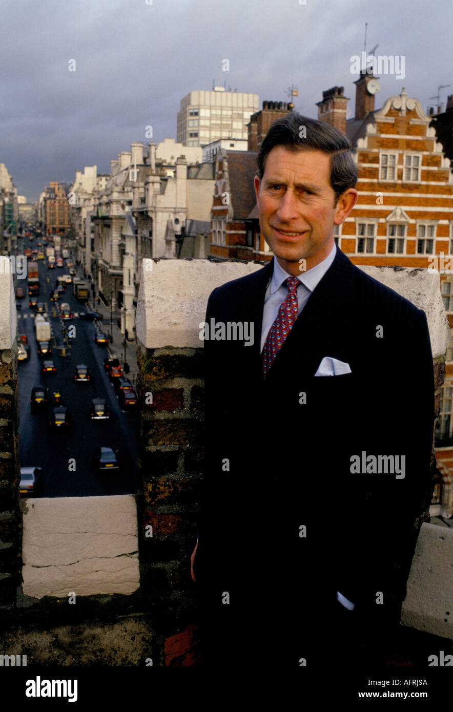 Ritratto di Prince Charles una fotografia ufficiale Londra 1980s UK. Si trova sulle merlature del Palazzo di San Giacomo, la strada di San Giacomo in vista. OMERO SYKES Foto Stock