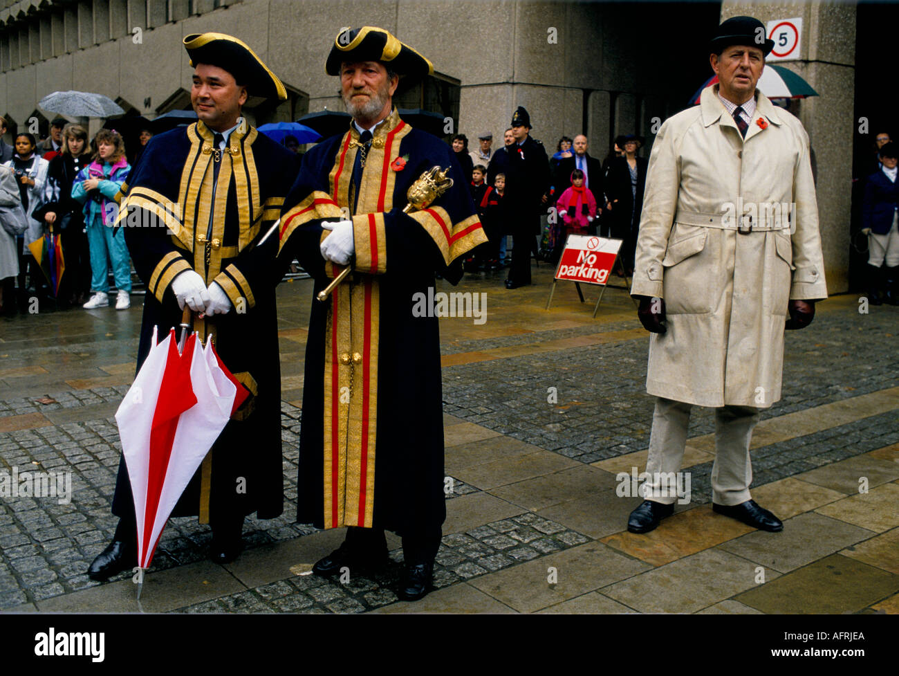 I Criers della città stanno tenendo il mace con la folla i Mayor del Signore Mostra Londra 1980 Regno Unito HOMER SYKES Foto Stock