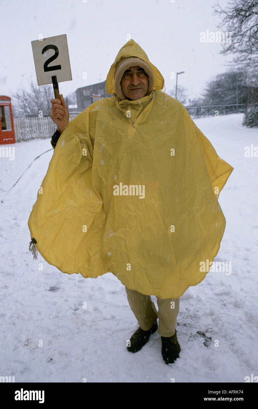 I membri della Ramblers Association camminata invernale maltempo Merstham, inizio giornata a piedi dalla stazione ferroviaria. Surrey, Inghilterra gennaio 1991 1990s Regno Unito HOMER SYKES Foto Stock