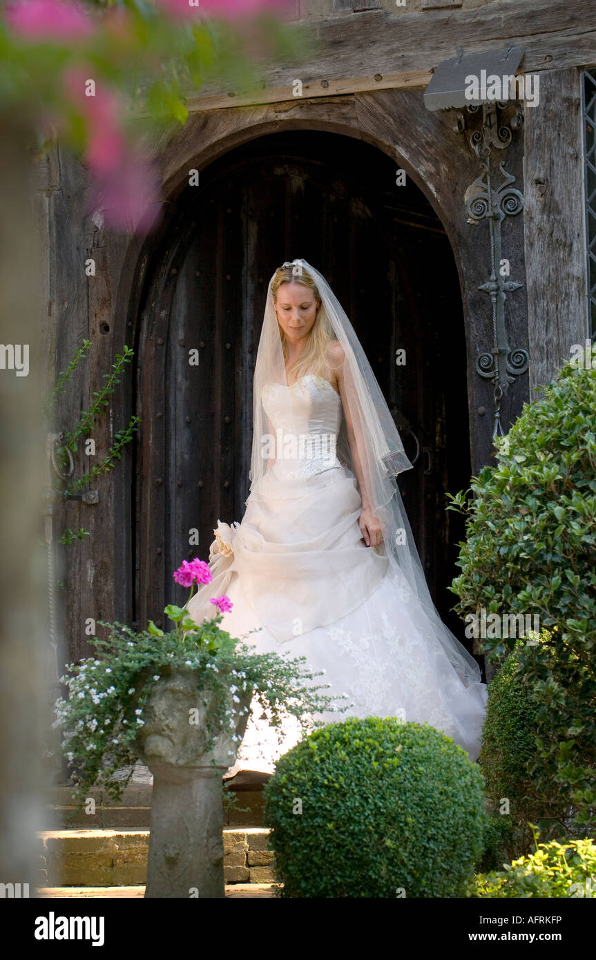Una sposa che indossa un artigianali su misura abito da sposa da Becky Drinan. Foto da Jim Holden. Foto Stock