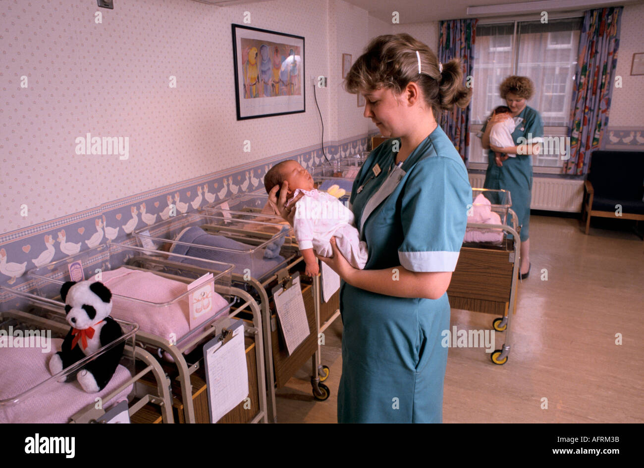 Infermieri privati ospedalieri che si prendano cura di un neonato appena nato. Baby Unit 1990s Portland Hospital London UK 1994 HOMER SYKES Foto Stock