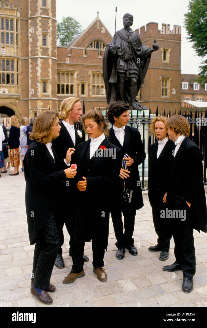 Eton School College festeggiamenti del 4 giugno. Studentesse sorelle della Millfield School Somerset vestite da Etoniani che giocano scherzo 1990 UK HOMER SYKES Foto Stock