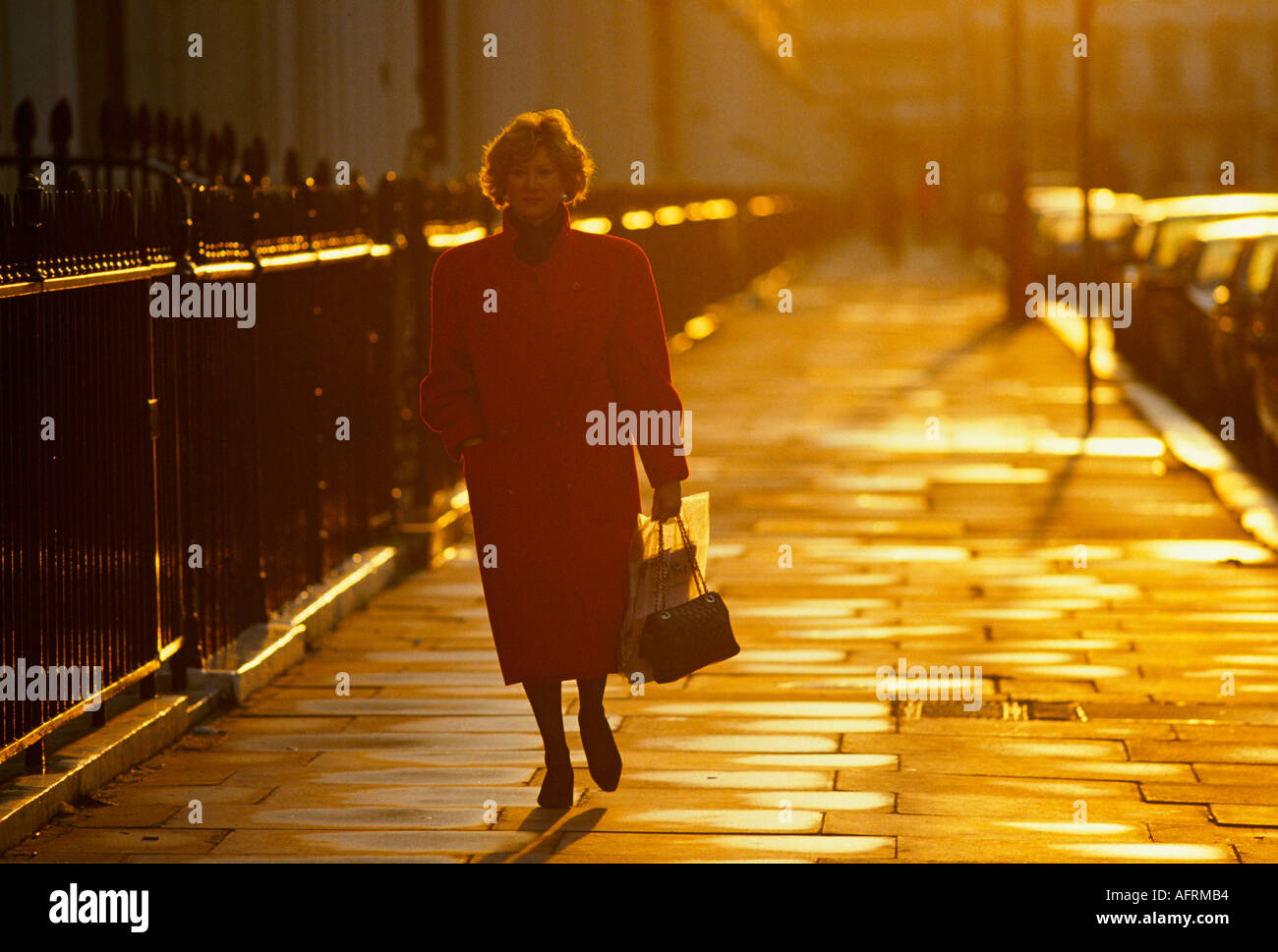 Donna 1990 anni Regno Unito. Belgravia Eaton Square Londra SW1 donna benestante vestita di rosso andare a fare shopping. 90 UK HOMER SYKES Foto Stock