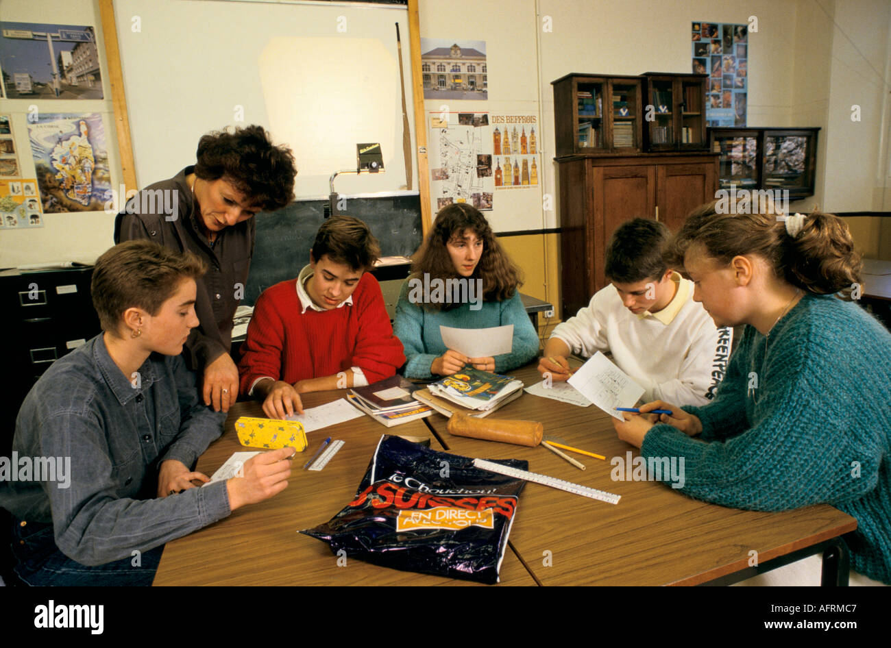 Scuola secondaria completa anni '90 Regno Unito. Insegnante, alunni ragazzi ragazze che si preparano per l'esame francese GCSE Sheffield UK Yorkshire 1990. HOMER SYKES Foto Stock