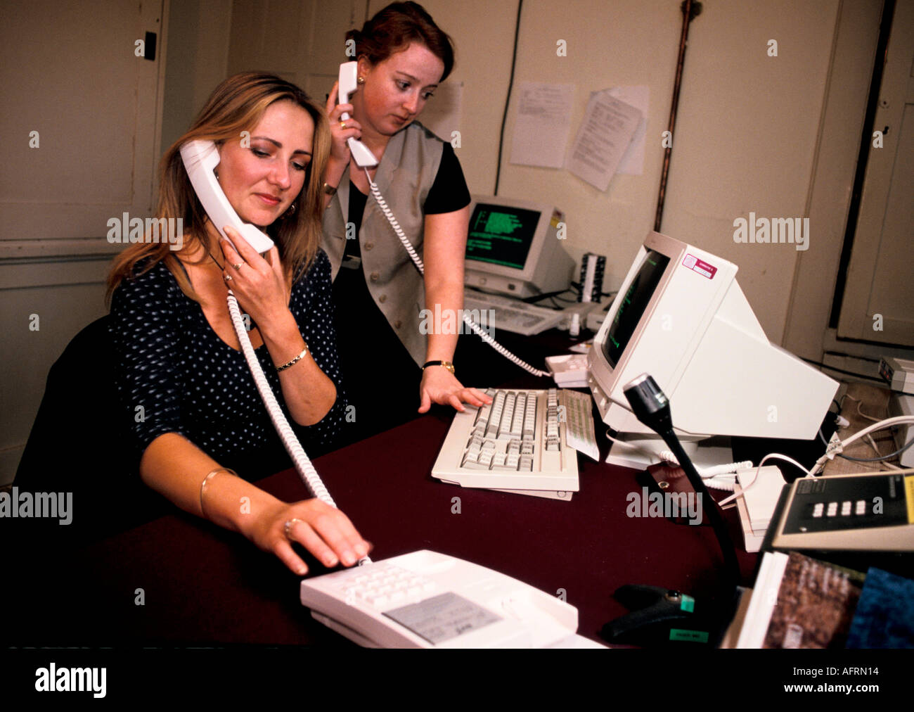 Asta di casa di campagna a Newnham Hall Northamptonshire 1994. Asta vendita giorno Christies dipendenti su computer e telefoni 1990 UK HOMER SYKES Foto Stock