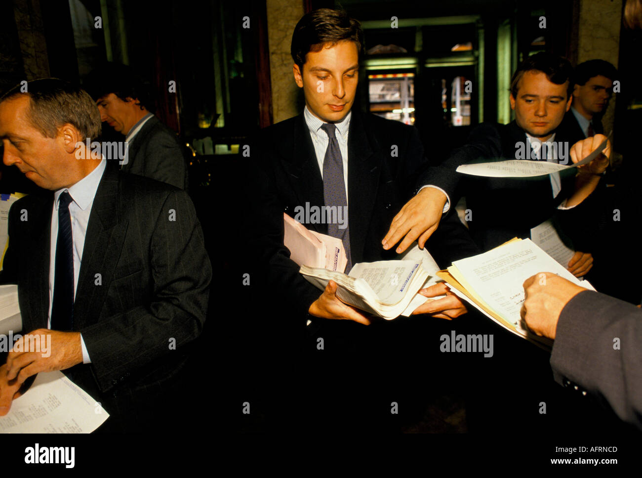 Baltic Exchange City di Londra. Lunedì mattina incontri settimanali dei broker di spedizione per scambiare informazioni 1990s 90s UK HOMER SYKES Foto Stock