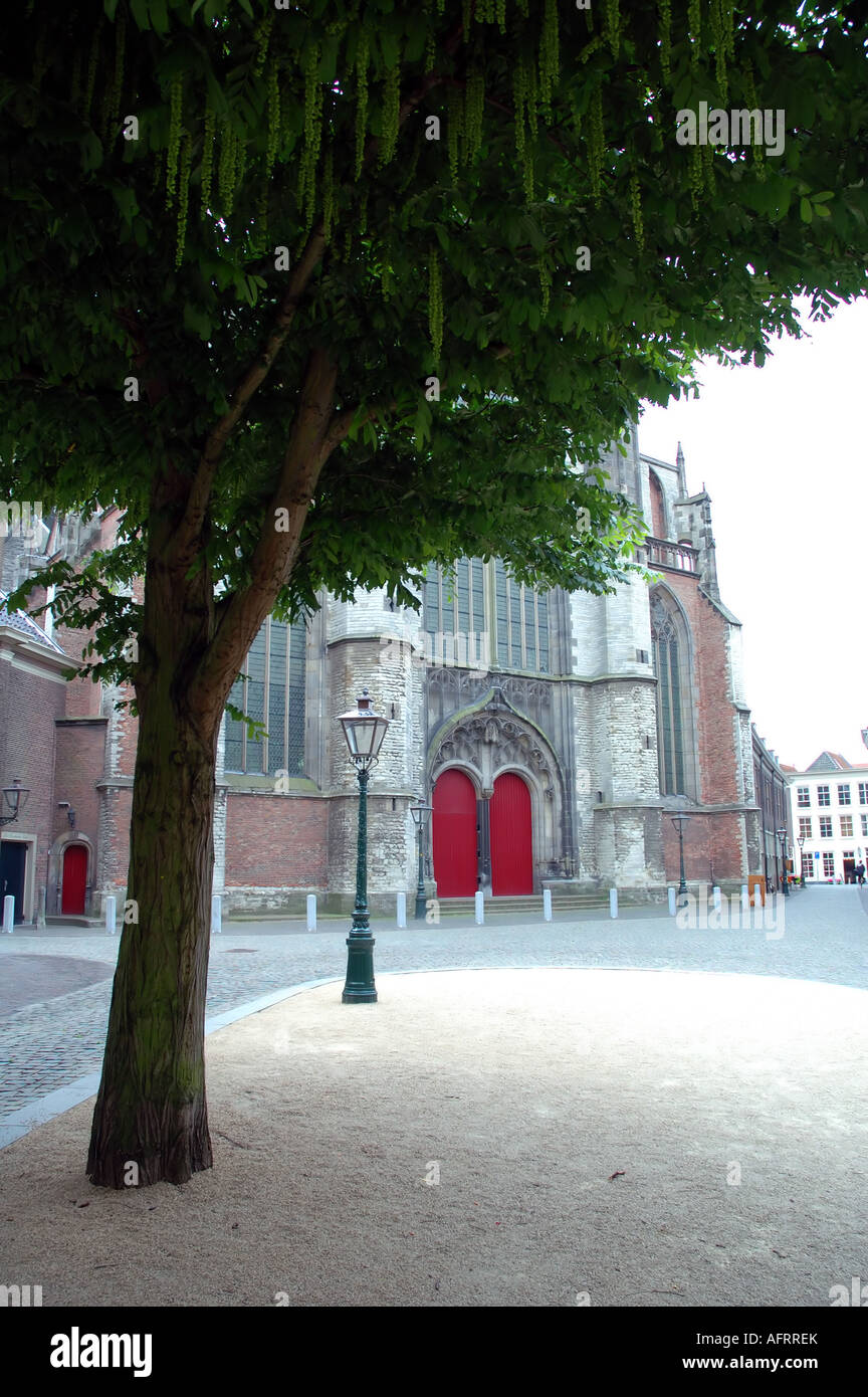 Le sue tranquille strade che circondano il Hooglandsekerk Highlander Cattedrale Leiden nei Paesi Bassi Foto Stock