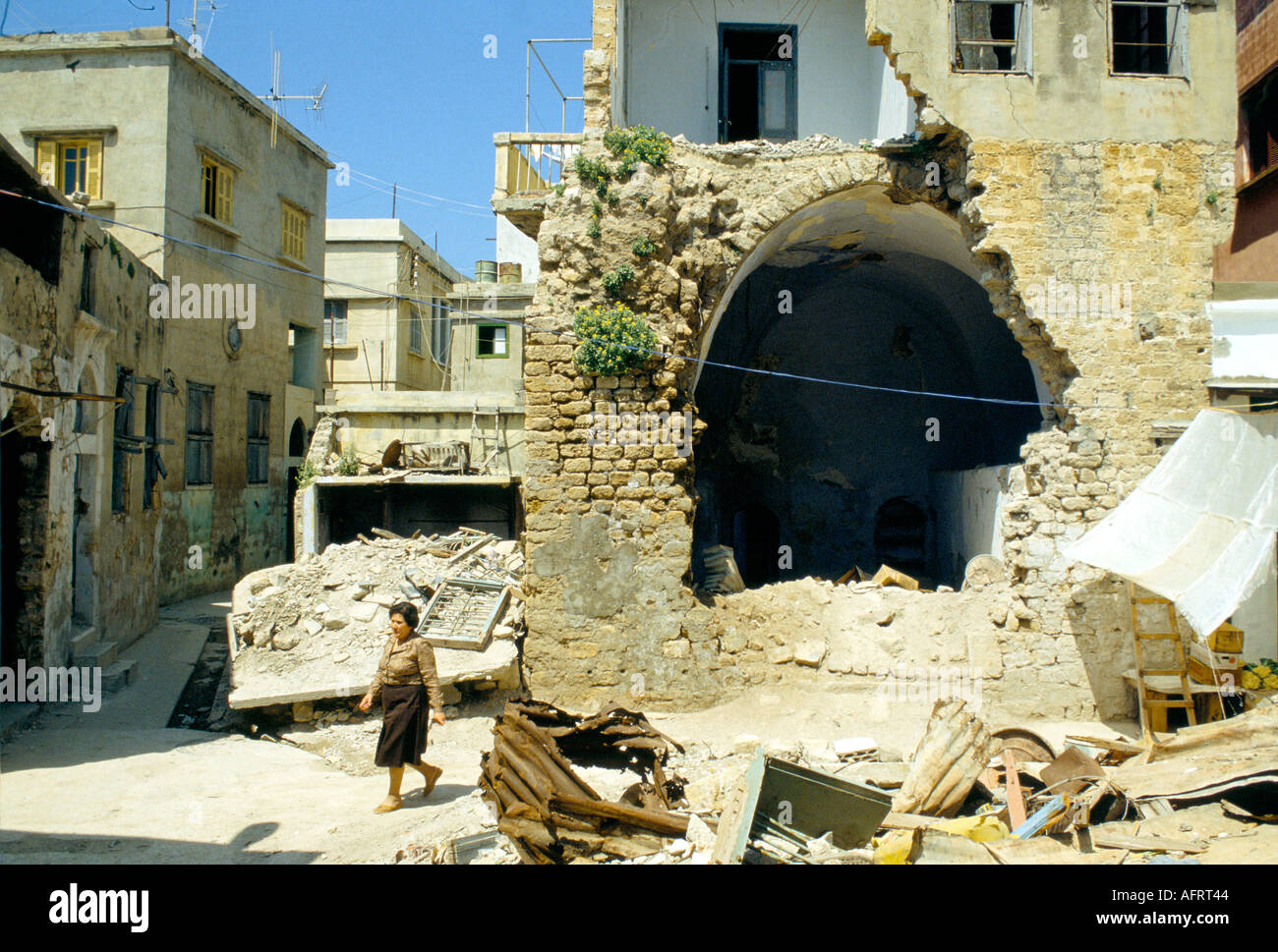 Pneumatico Libano meridionale 1980. La bomba israeliana ha danneggiato il centro della città. Libano meridionale, guerre in Medio Oriente anni '1980 HOMER SYKES Foto Stock