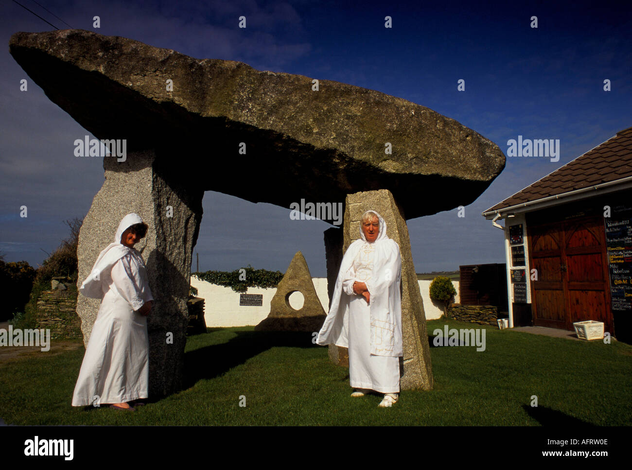 DRUID GIARDINO GLYNIS ED PRYNN CON copia del neolitico di una tomba a camera della loro versione di TOLVAN TOLVEN pietra forata foto HOMER SYKES Foto Stock