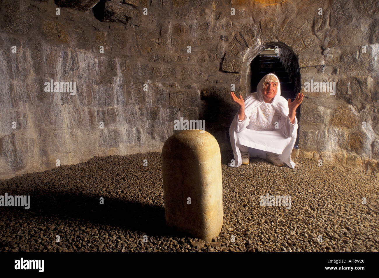 Ed Prynn, un eccentrico druido nel suo giardino megalitico, con copie dei monumenti megalitici neolitici una camera di rinascita. Padstow, Cornovaglia, 1990s Regno Unito Foto Stock