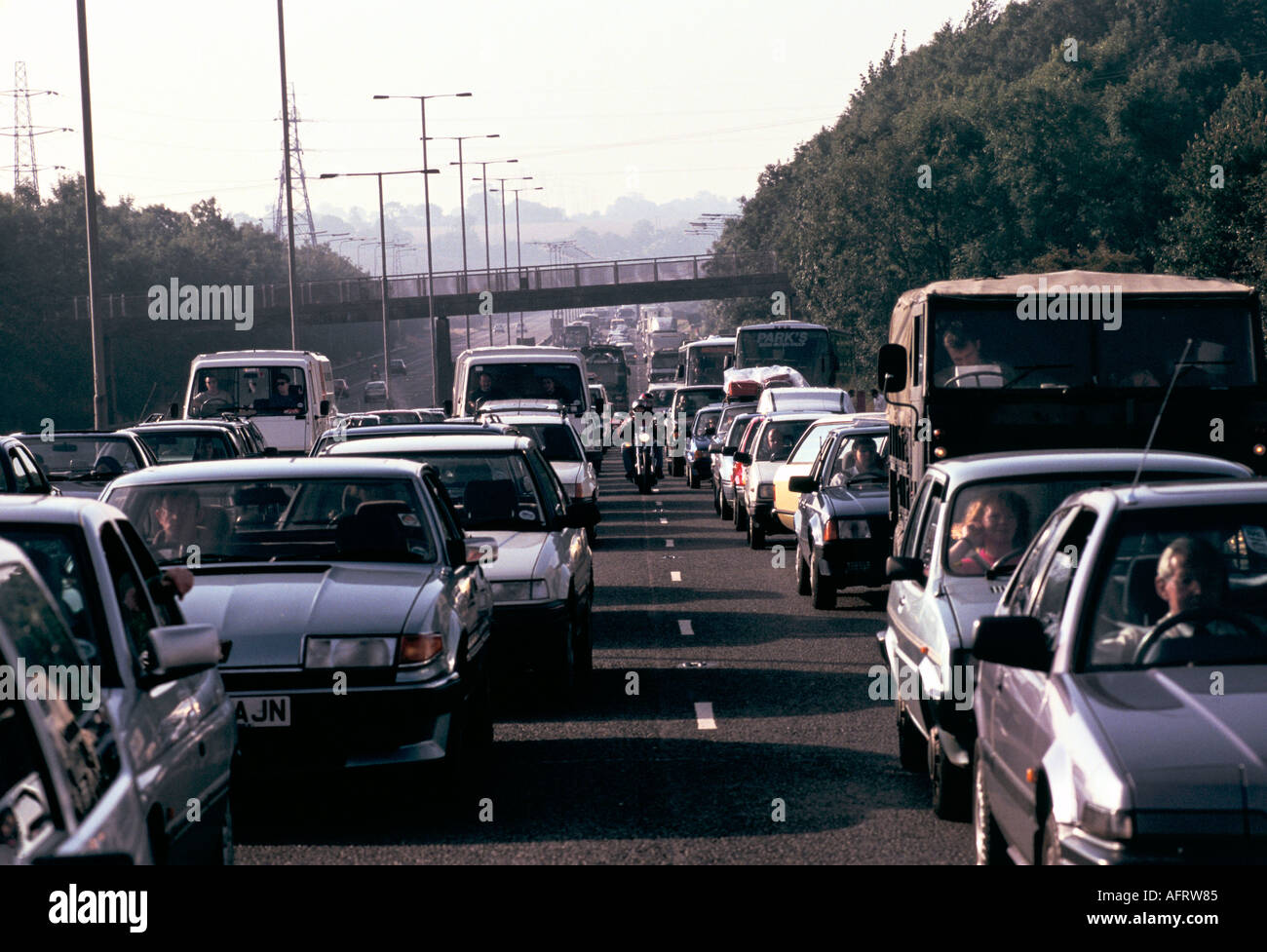 Traffico autostradale congestionato linee di auto bloccate in un traffico Jam sulla M1 Inghilterra anni '90 HOMER SYKES Foto Stock