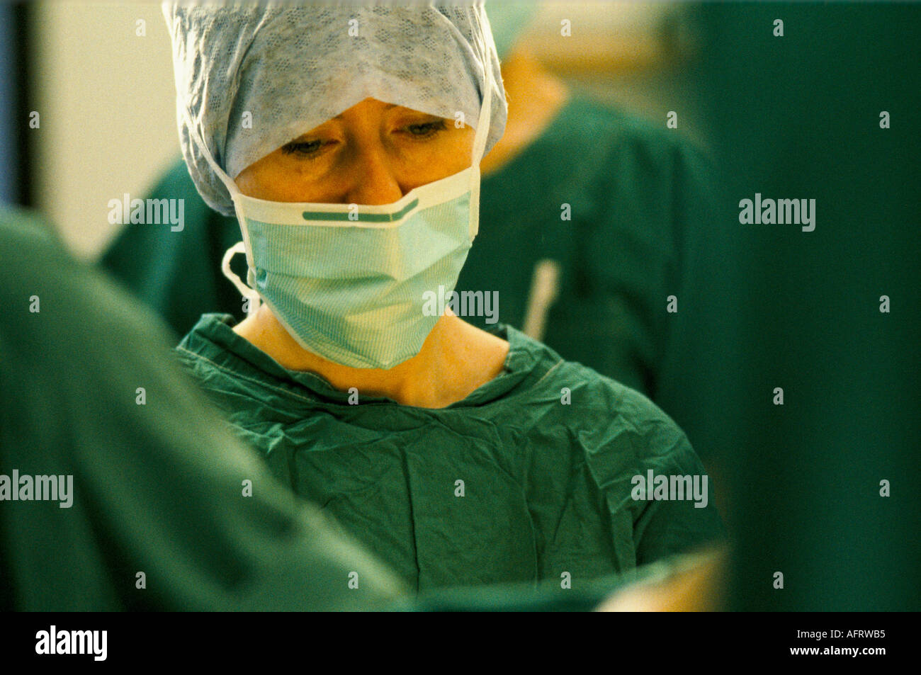 NHS teatro operativo degli anni ottanta Royal Regno Ospedale Ospedale di Bath Somerset Dr Maura Stafford 1988 HOMER SYKES Foto Stock