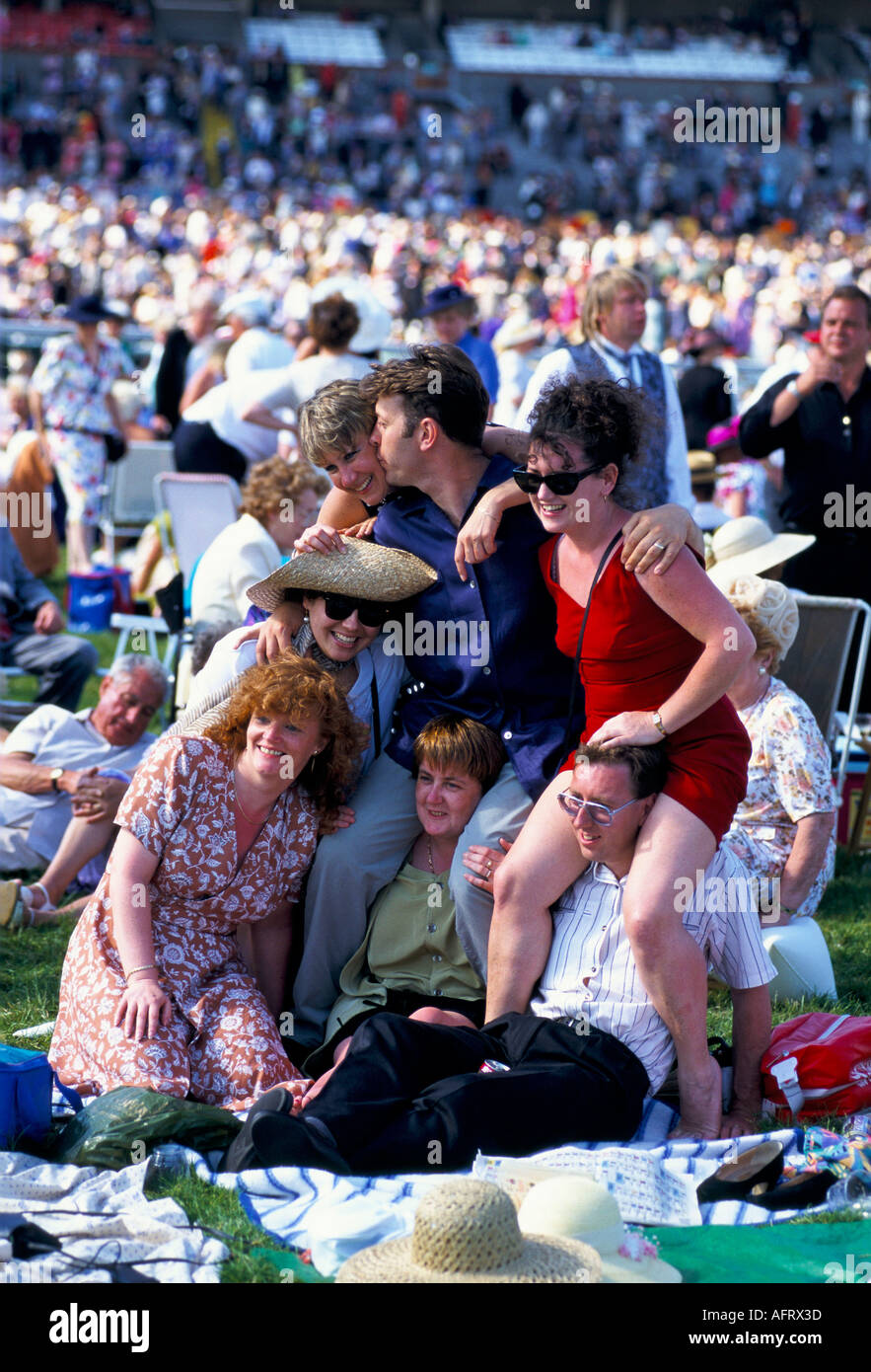 Migliori amici giovani adulti che si divertono a fare corse di cavalli, legando Una giornata alle corse Royal Ascot Berkshire 1980s UK HOMER SYKES Foto Stock