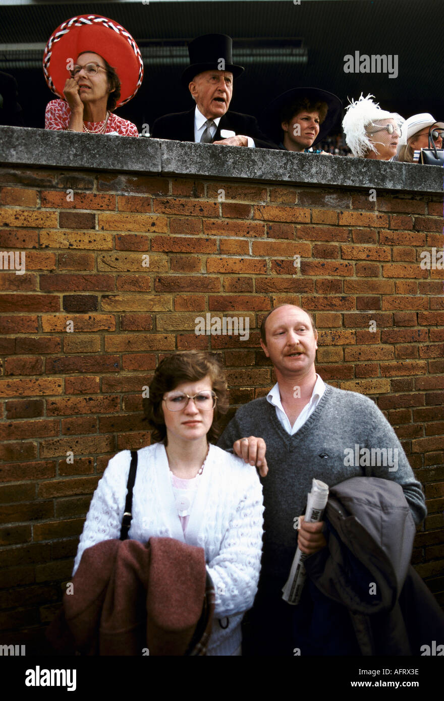 Contrasto di classe sociale, ricco contrasto povero classe operaia classe superiore 1980s Regno Unito. Loro e noi l'abbiamo fatto e non l'abbiamo fatto. 1985 HOMER SYKES Foto Stock