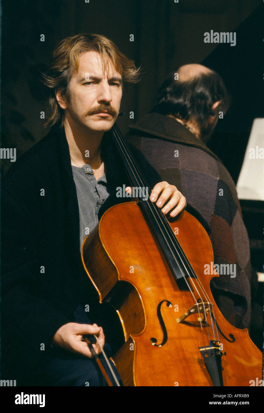 Alan Rickman attore britannico che suona il violoncello sul set del film Truly Madly profondamente, Londra, Inghilterra 21st marzo 1990. OMERO SYKES Foto Stock