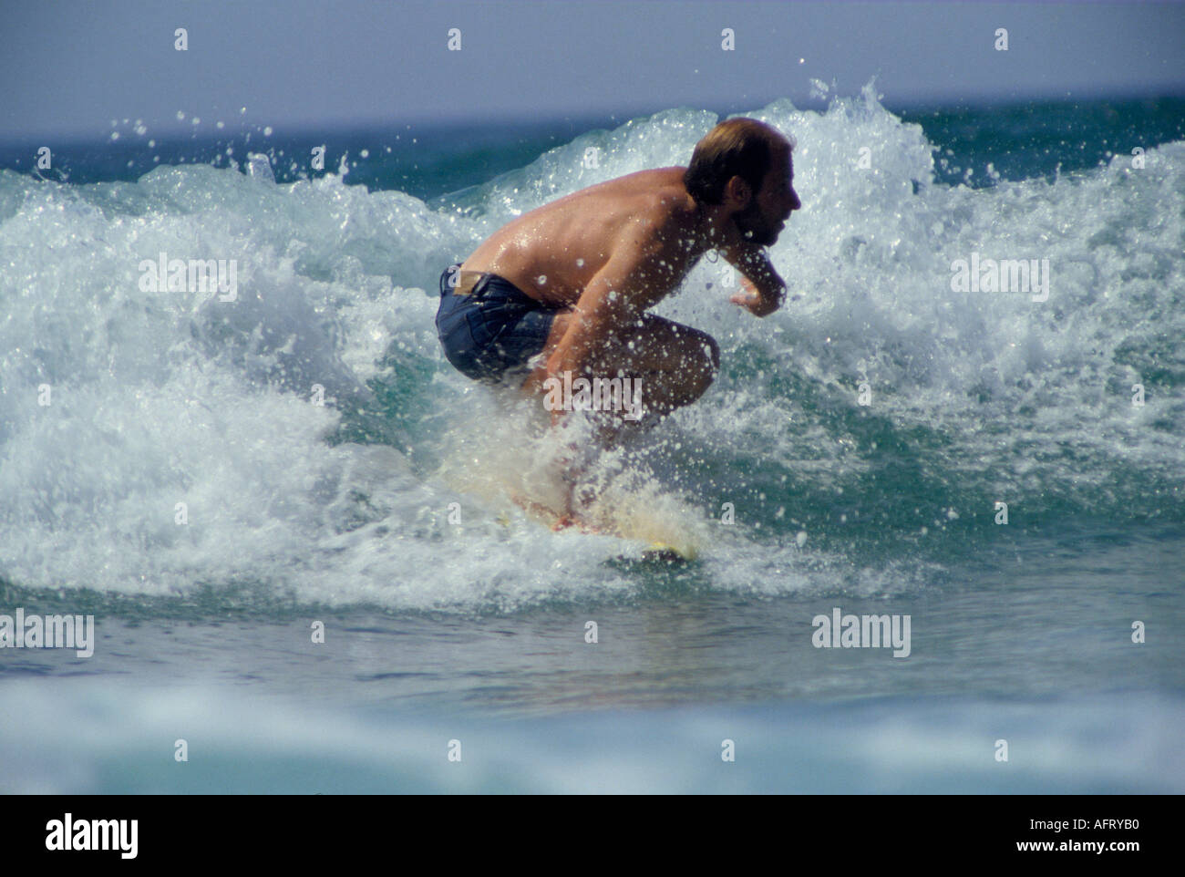 Surf anni '1980 Regno Unito. Penhale Beach, Perranporth, Cornovaglia Inghilterra circa 1985 HOMER SYKES Foto Stock