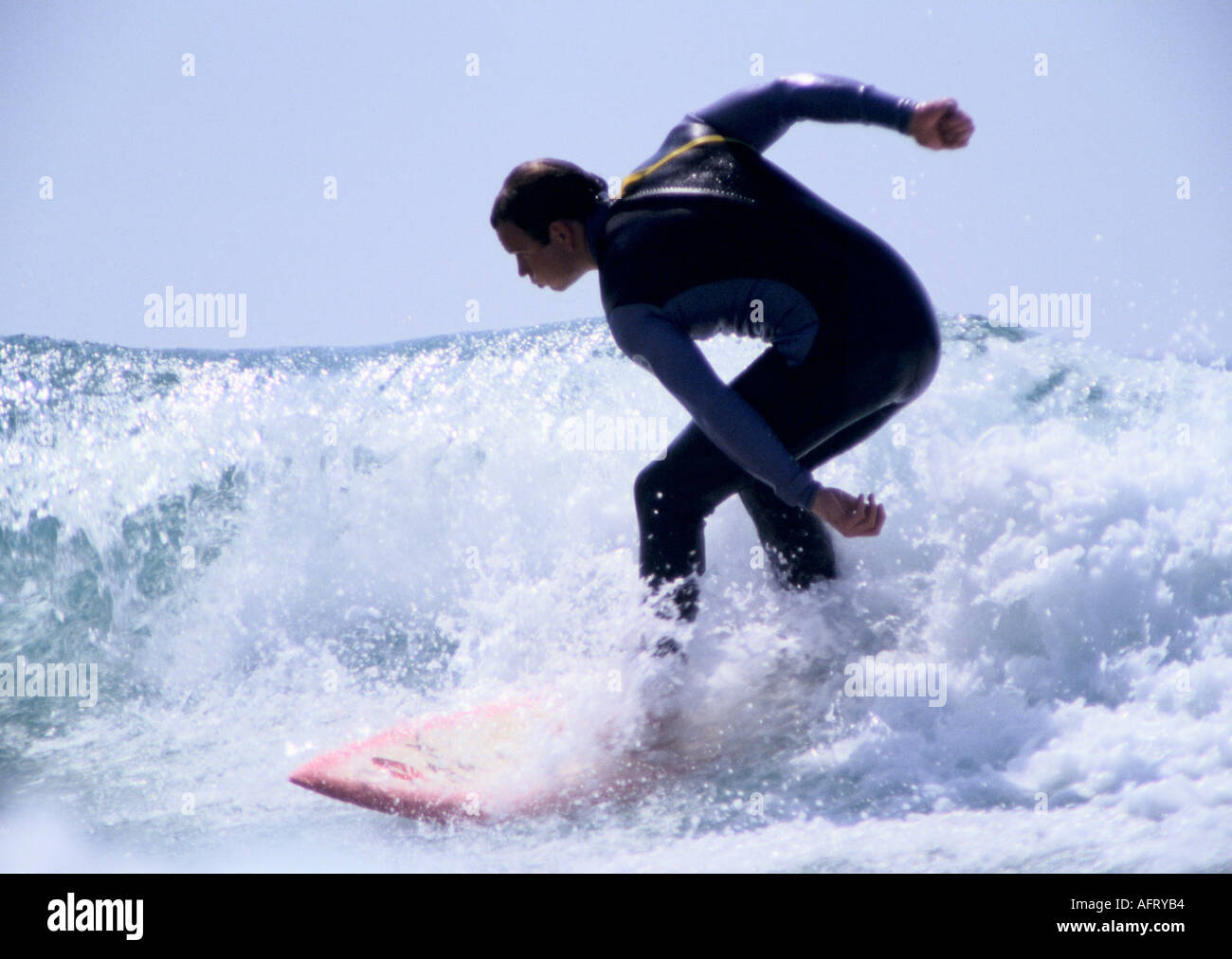 Surf anni '1980 Regno Unito. Penhale Beach, Perranporth, Cornovaglia Inghilterra circa 1985 HOMER SYKES Foto Stock