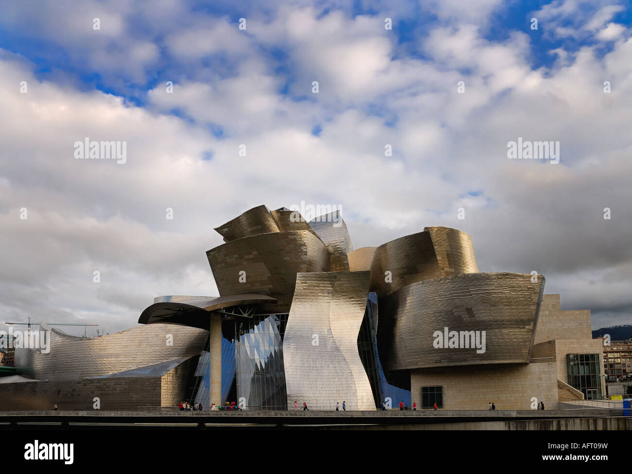 Museo Guggenheim a Bilbao con le nuvole e il cielo Foto Stock